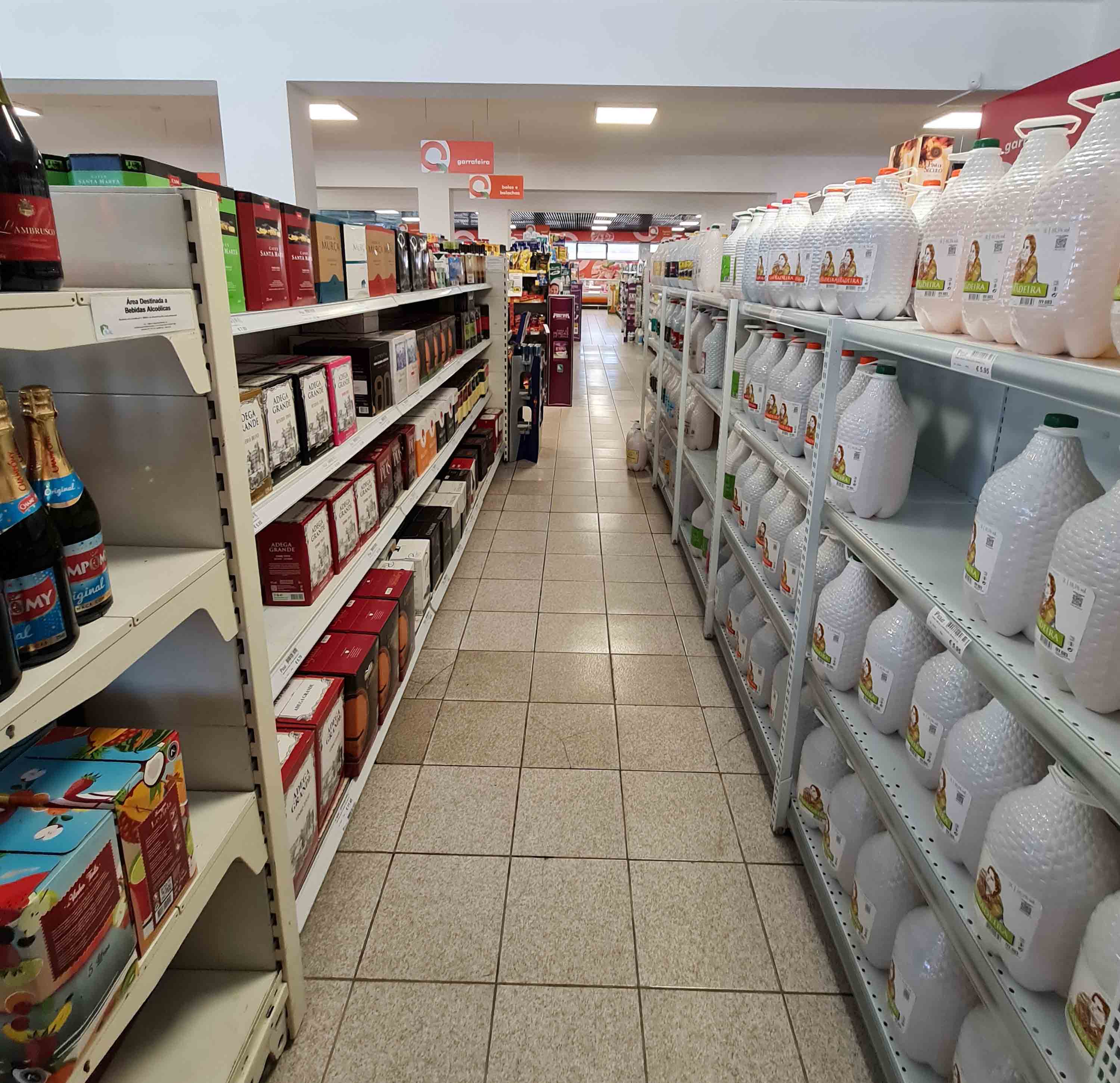 Corredor de Vinhos em Caixa e Garrafão